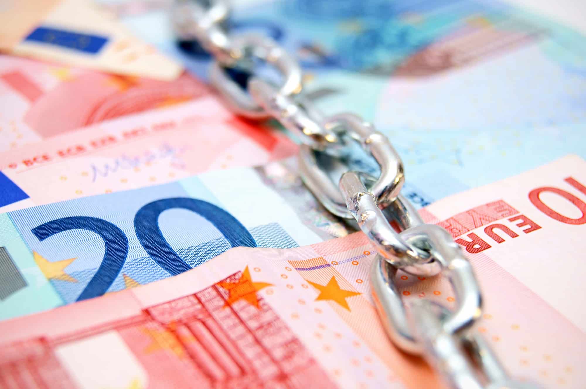 Chains and denomination euro.